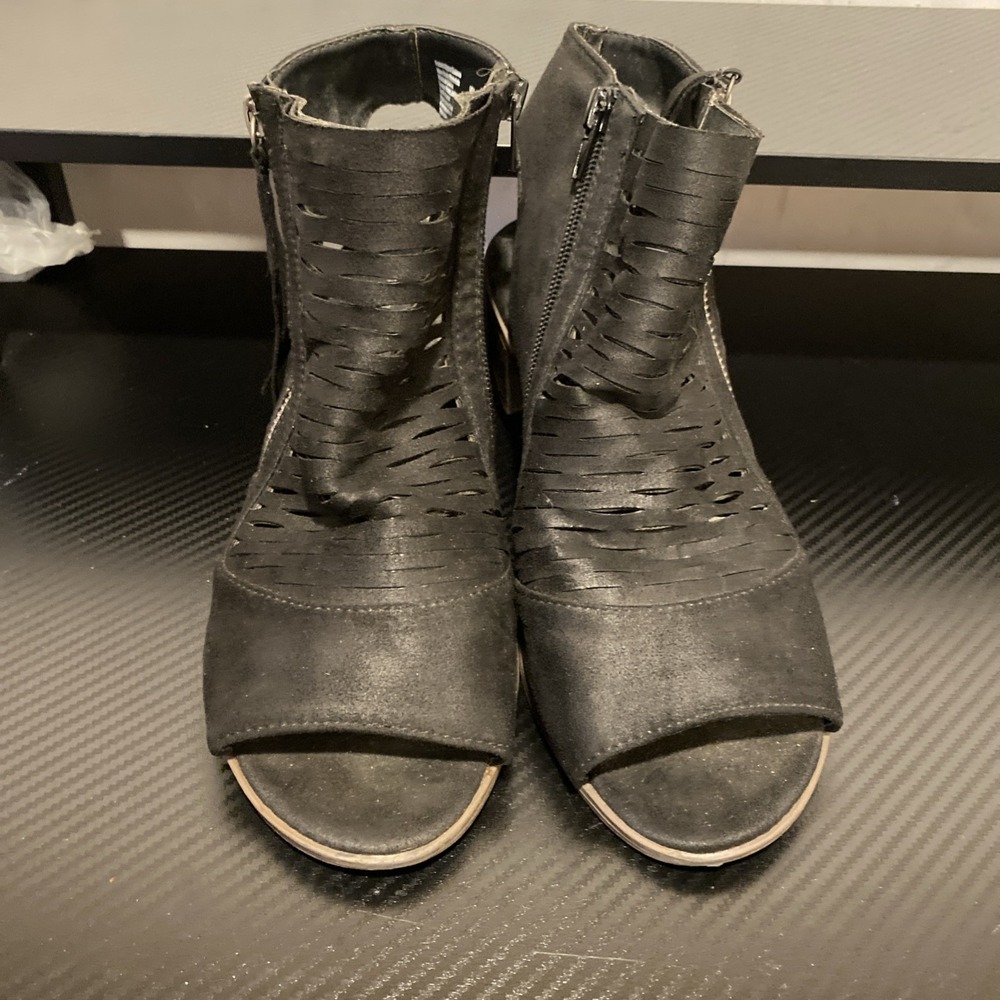 American Eagle Women's Black Stacie Hooded Block‎ Heel Sandal Shoe Size 8.5